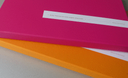 cdesign_Verpackung_A4_Buddha Verpackung Fushia und Orange Ausen